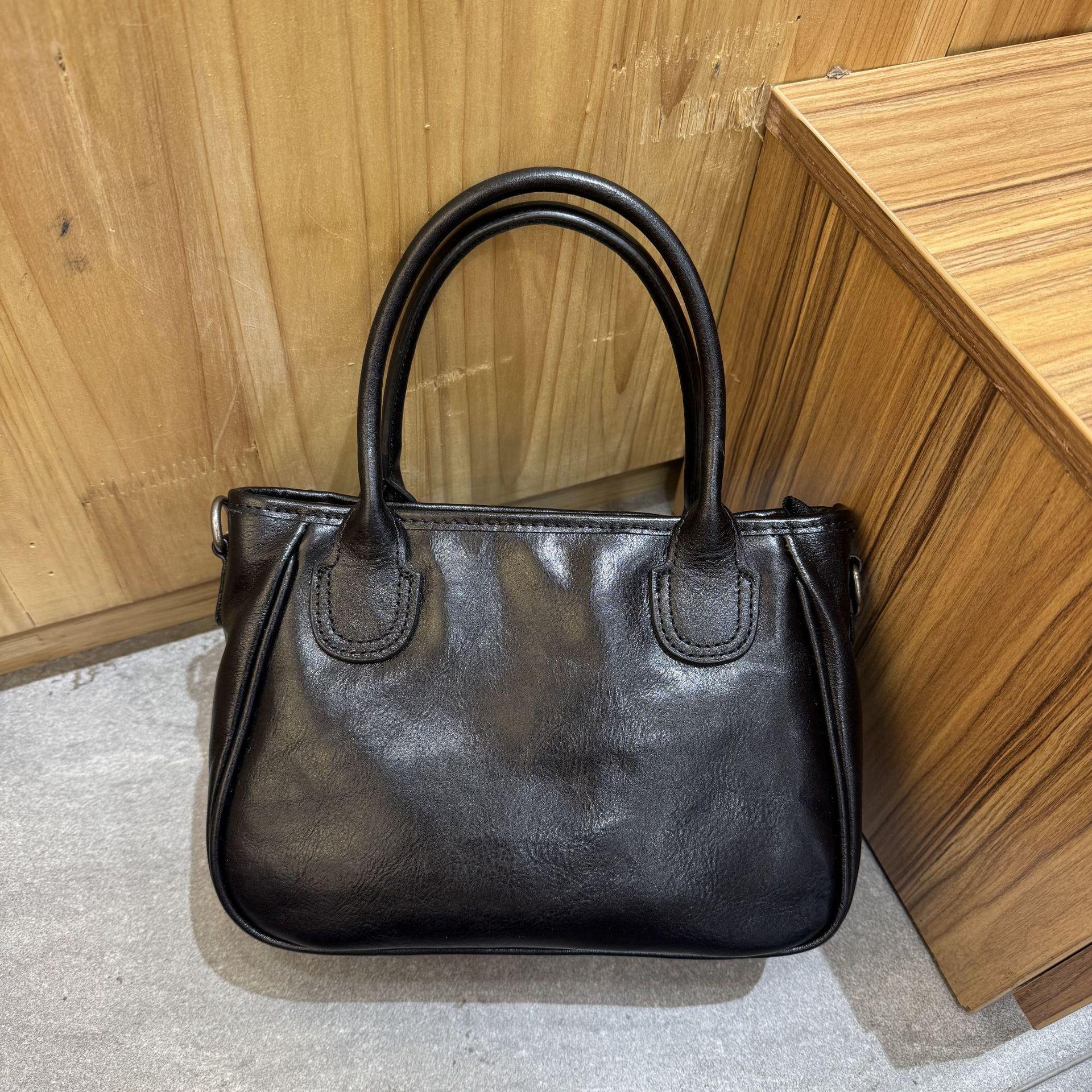 

Versatile Genuine Leather Pumpkin Crossbody Bag - Casual Cowhide Shoulder Handbag for Women 25x17x9 cm чорний