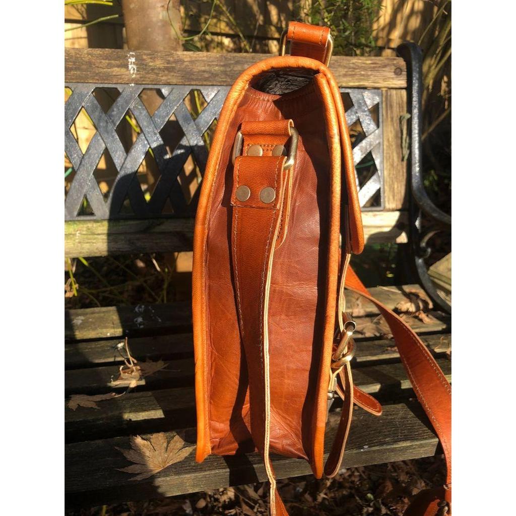 Cool leather shoulder bag, leather bag + handle, stylish leather messenger, crossbody/shoulder bag, unisex leather satchel, fairtrade purse