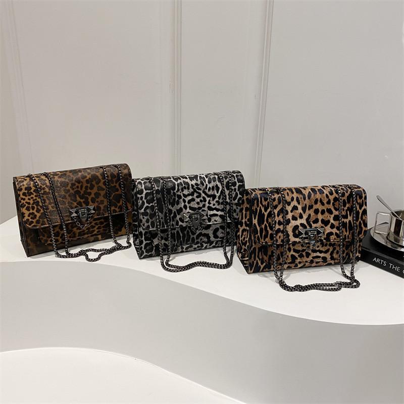 Chic Medium Sized Leopard Print Shoulder Bag With Lock Closure For Everyday Use