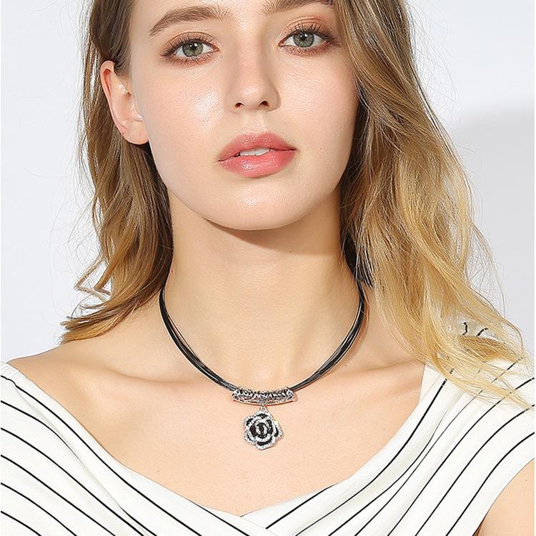 Short Rose Decorative Necklace, Fashionable and Versatile, Retro Style Accessory Collarbone Chain