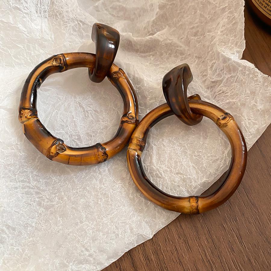 

Maillard Resin Bamboo Silver Needle Round Earrings: Retro Autumn/Winter Fashion, Simple Niche High-End Dangle Jewelry.