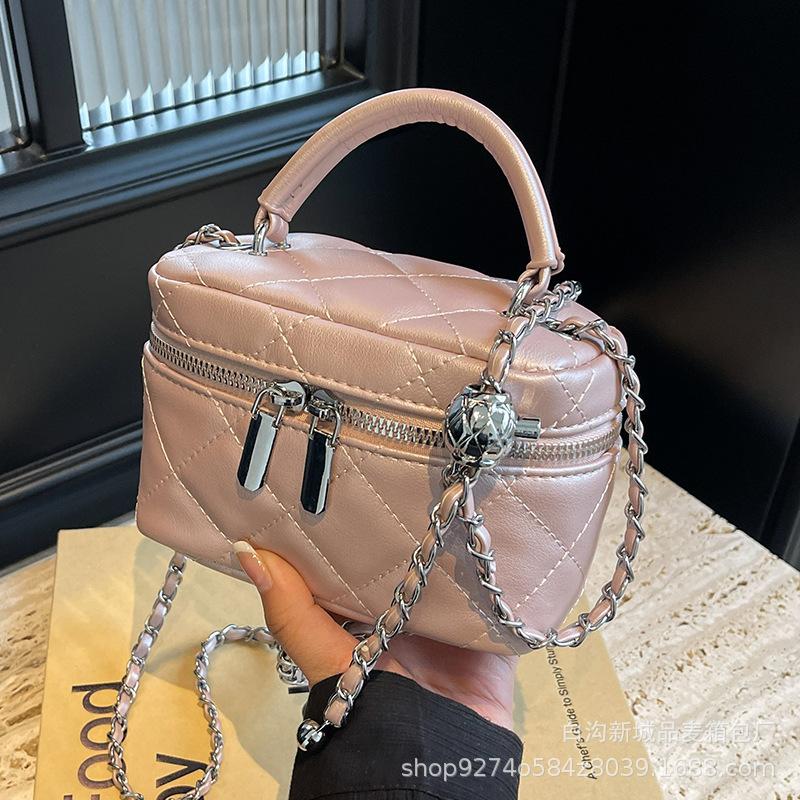 Fashionable and simple hand-held small bag women's 2025 new explosive one-shoulder crossbody bag diamond check chain small square bag
