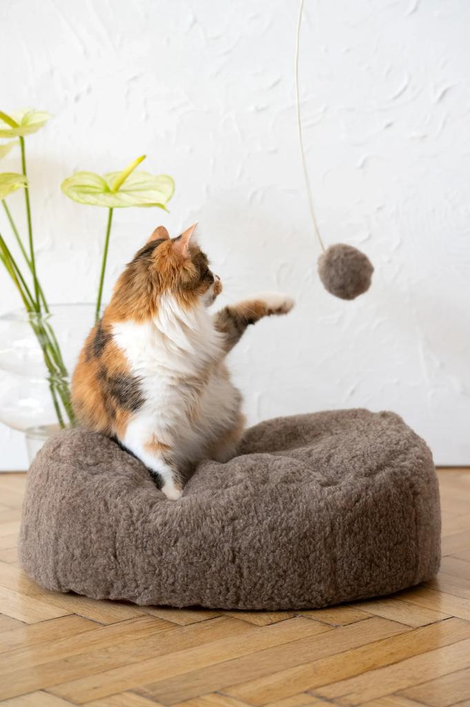Natural Woolen Cat Toy: Ball String / Beige