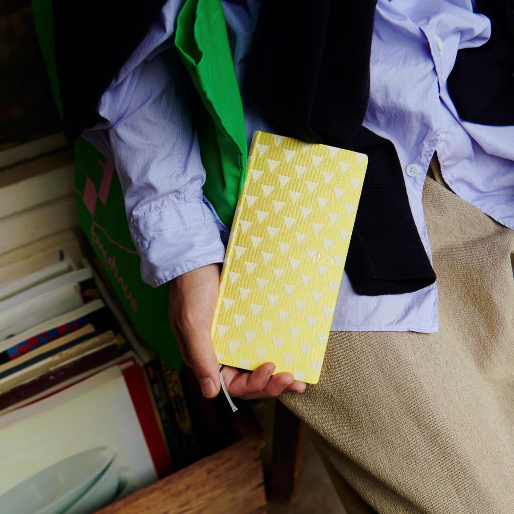 Hobonichi Techo 2025 Weeks Yuge Fabric Crest Începe în ianuarie Caiet săptămânal Săptămânal Portret subțire stânga Fermă/La scară