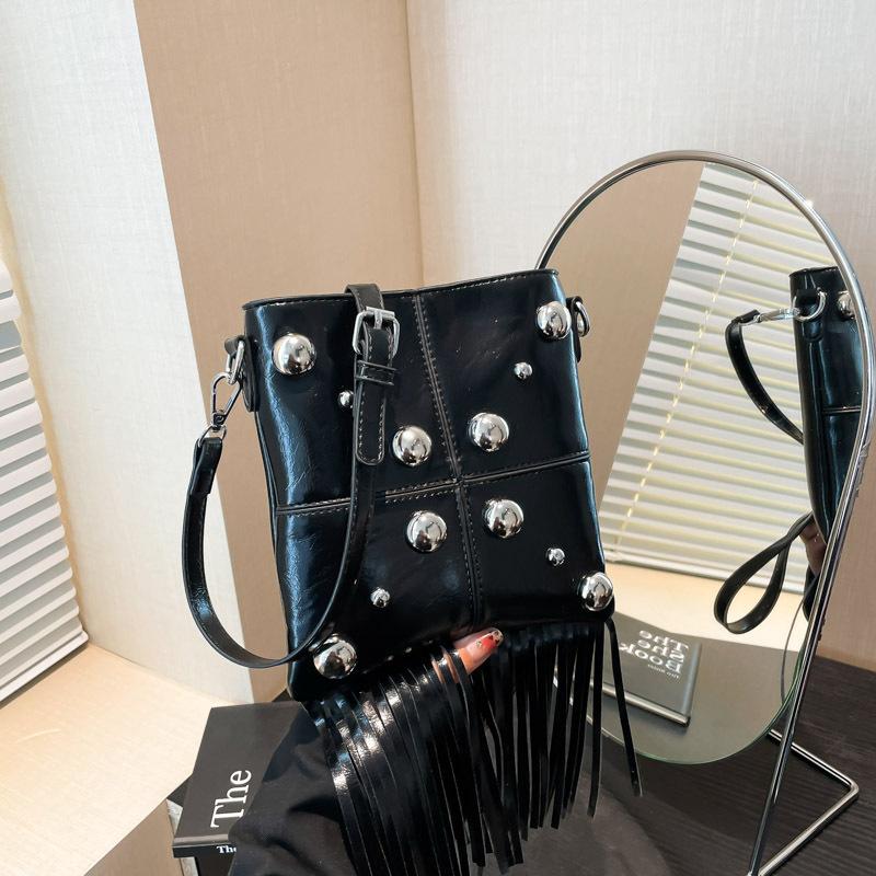

This year s popular bag 2025 new European and American personalized rivet shoulder bag fashion fringe trend messenger small square bag білий