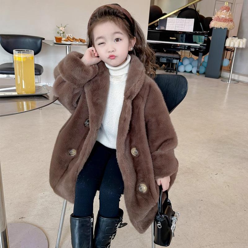 Mädchenmantel aus Kunst-Lammfellleder - Mittellange Wintermodejacke mit Pelzdetails aus Nerzimitat.