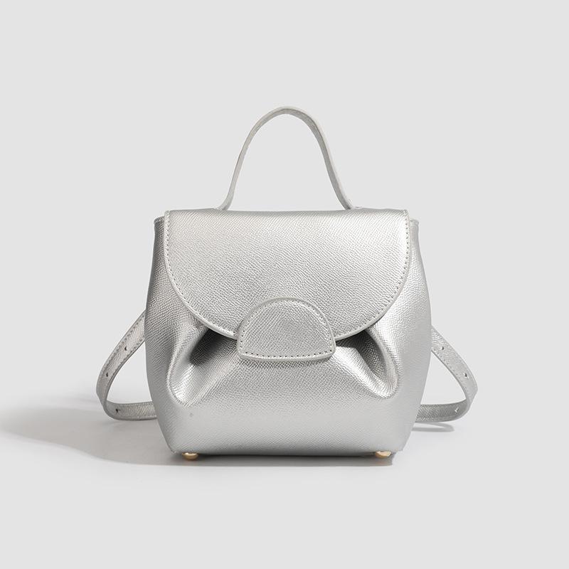 

Эта женская нишевая дизайнерская сумка высокого класса со смайликом модная и повседневная, и это ручная сумка через плечо. серебряный