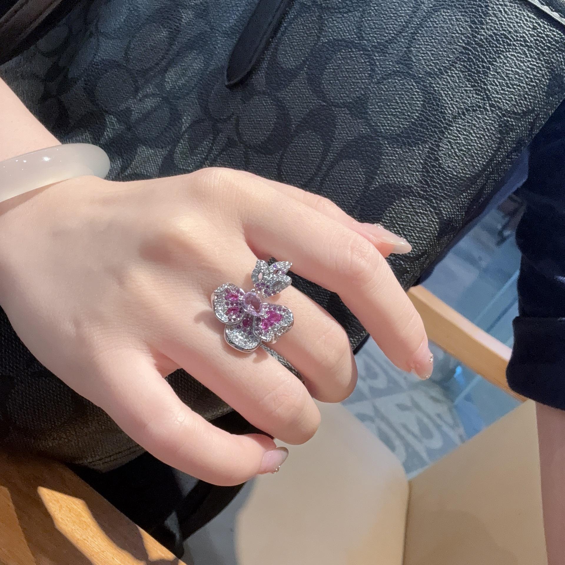 

Seiko Супер Вспышка Свет Роскошный Благородный Пурпурный Яркий Циркон Цветок Бабочка Кольцо Открывающее Элегантный Темперамент Продвинутый Opening adjustable