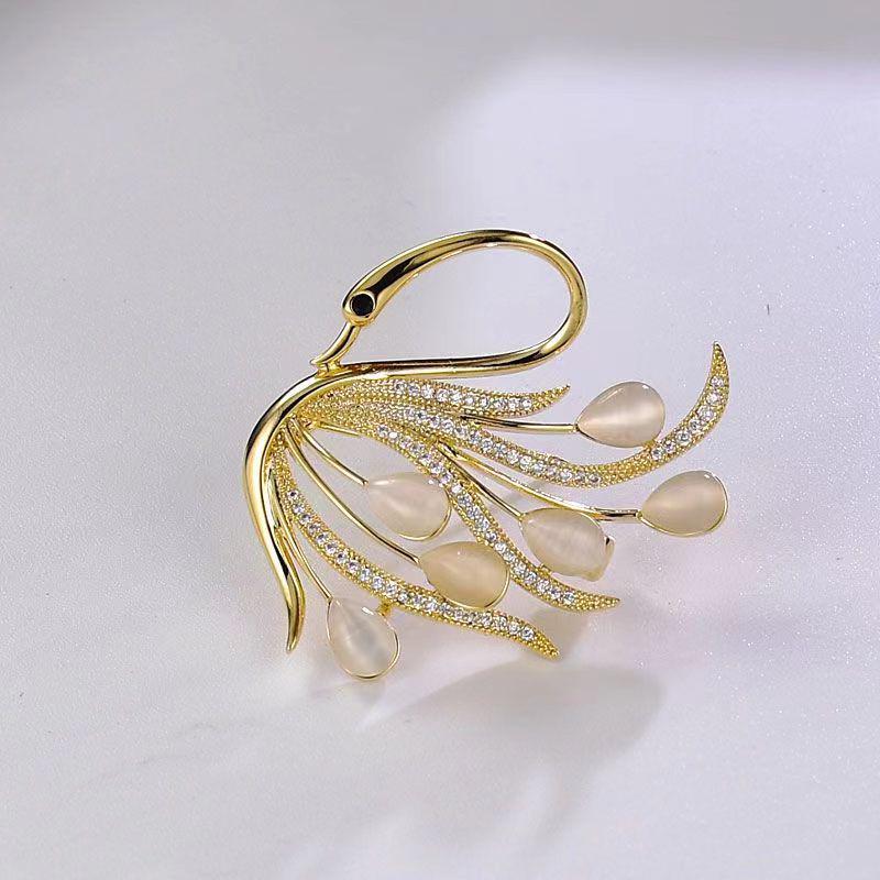 Elegante Perlen-Strass-Brosche: Damen Exquisite Brosche im Stil kleiner Duft und Seidentuch-Schnalle