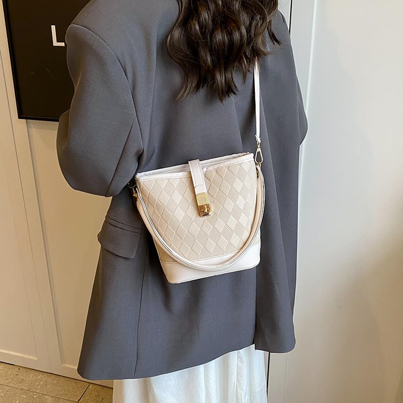 Bucket Bag Simple and Fashionable Commuting Large Capacity Bucket Bag for Women In Summer New Fashionable and Fashionable Shoulder Bag