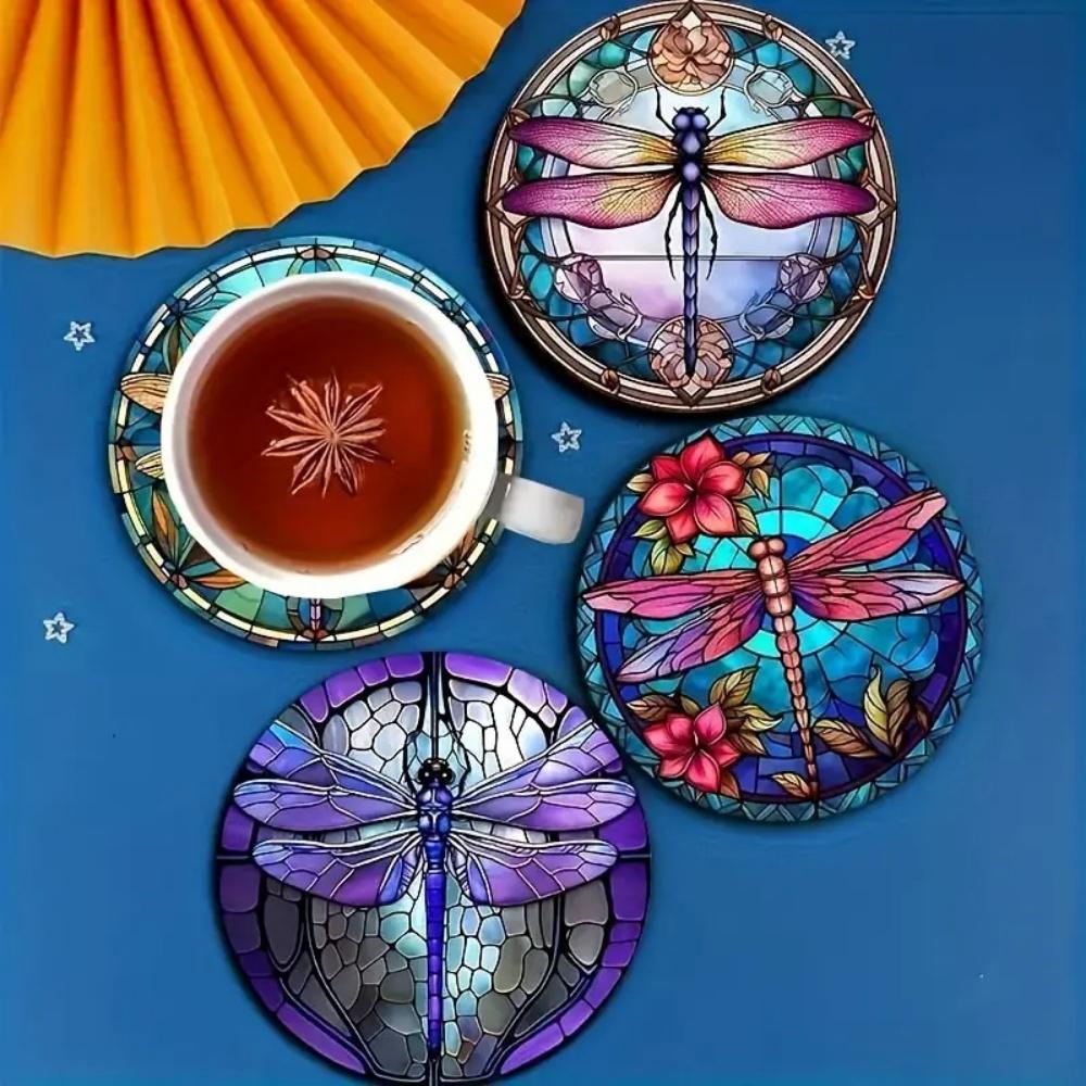 

Набор из 6 штук подставок с изображением стрекозы. Нескользящие, термостойкие. Идеальный выбор для украшения дома и в качестве подарка. 10x10cm