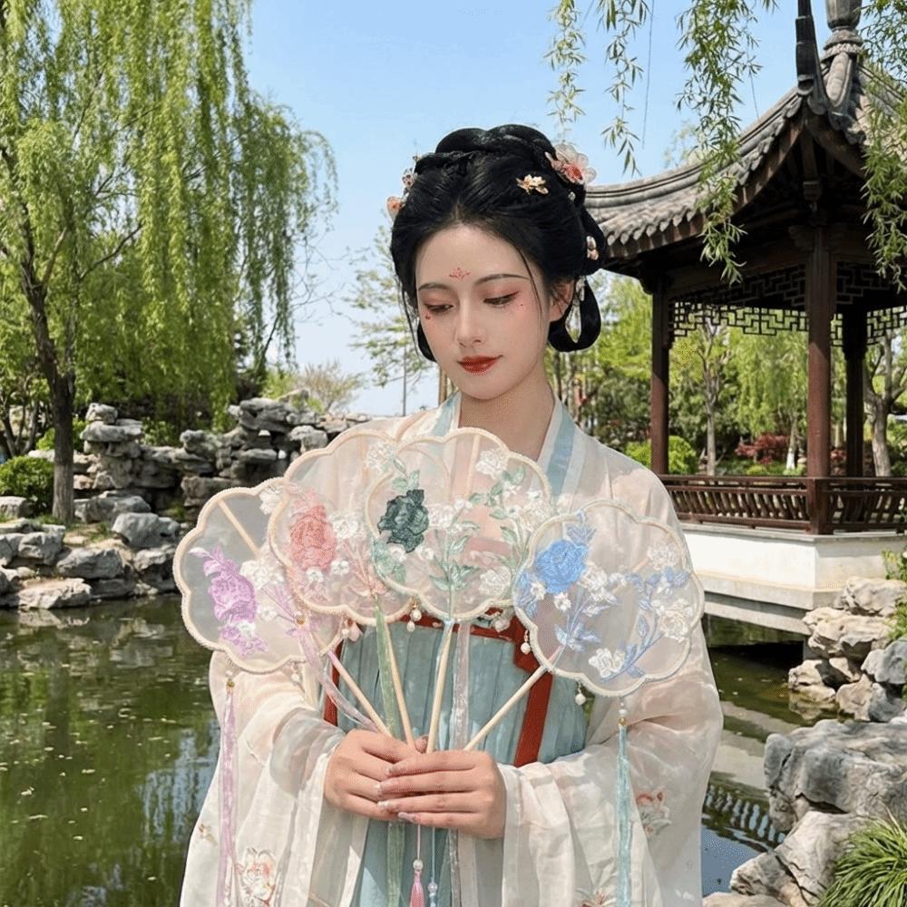 Ventilateur à main classique style chinois Ventilateur circulaire décoratif à long manche avec pompons Motif floral Ventilateur en soie Danse