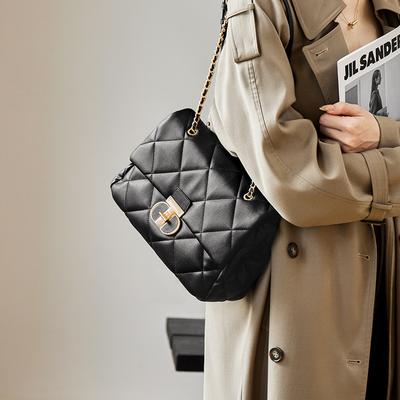 Paní. Qiao Bag 2025 Nová dámská crossbody taška Velkokapacitní prošívaná řetízková taška Dámská taška přes rameno z pravé kůže