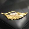 A Piece of Golden Feather Brooch, Elegant and Advanced Brushed Craftsmanship, Feather Pin, Anti-light, Freshwater Pearl Corsage