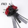 Bouquet di Fiori di Halloween Bouquet da Sposa Gotico, Fiori Artificiali Rosa Nero Rosso con Nastro Degradato con Mano Scheletrica Zucca Teschio per