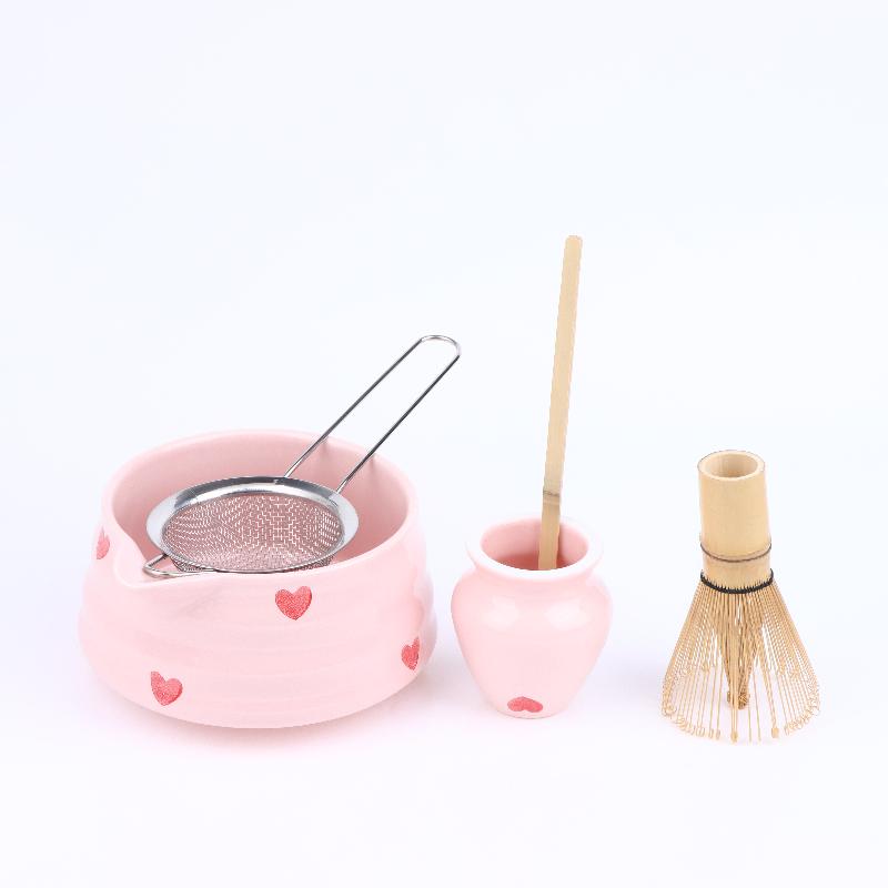 Set Matcha in Ceramica con Decalcomania a Cuore 2/4/5 Pezzi, Carino Set Matcha Include Ciotola Matcha, Frusta Matcha e Supporto, Cucchiaio di Bambù, Setaccio
