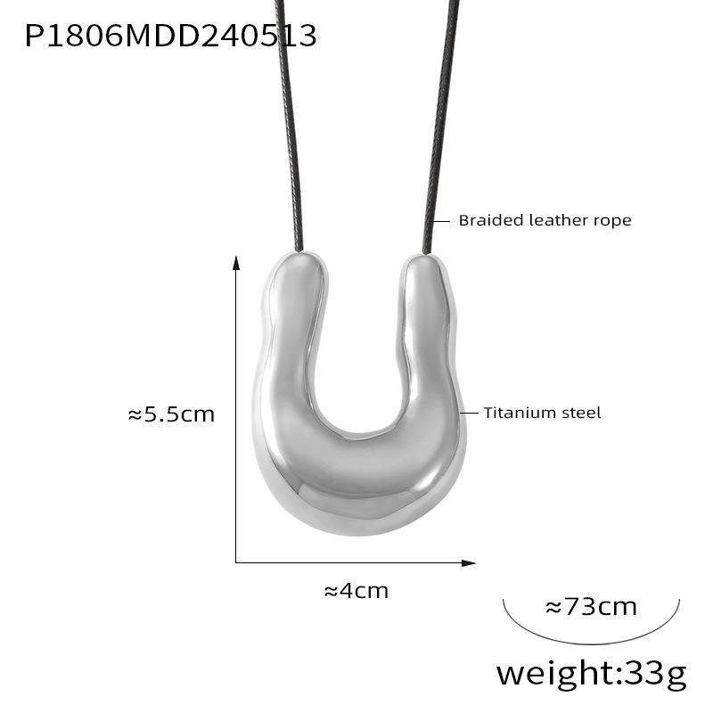 Women's Black Horseshoe Leather Cord Pendant Necklace - Titanium Steel, Fashionable & Versatile