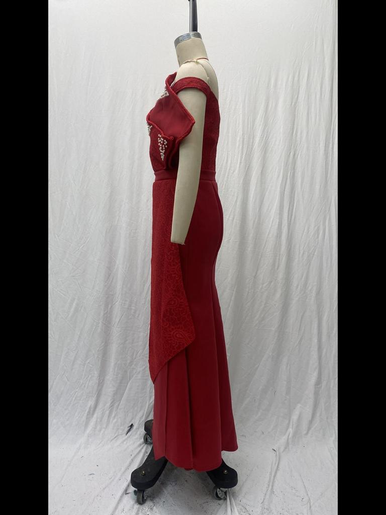 2025 Frühjahr/Sommer Unregelmäßiges One-Shoulder-Spitzenkleid mit perlenbesetztem Lotusblatt-Design