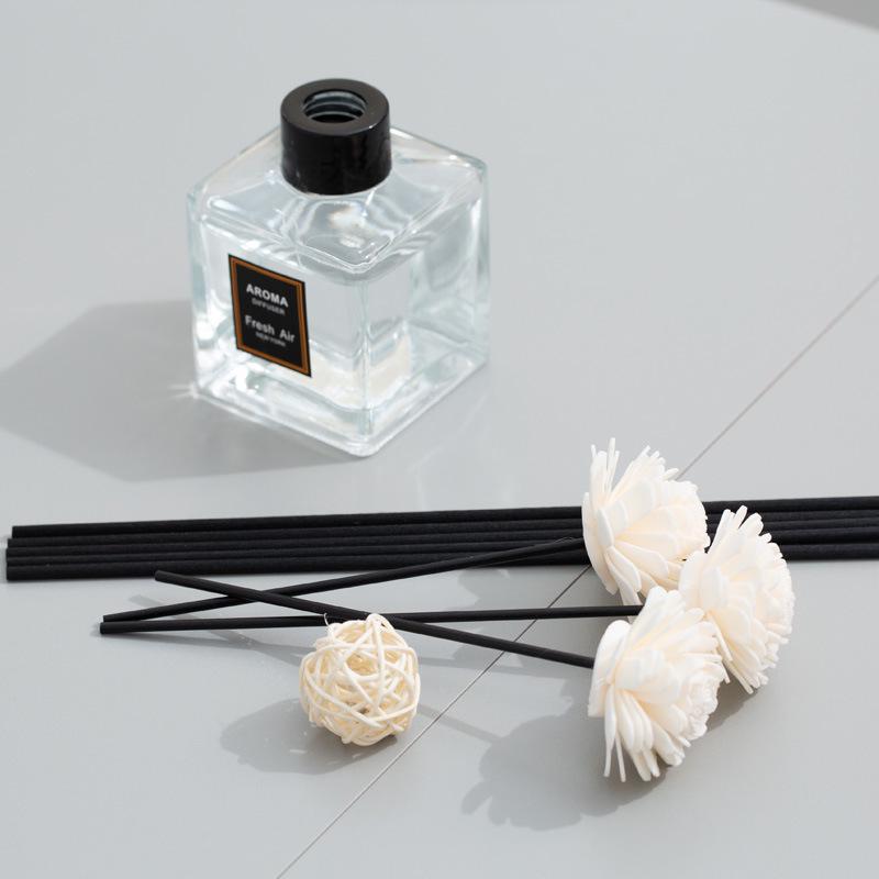 Doftspridare i flamlös lavendelrattan med pinnar och kula