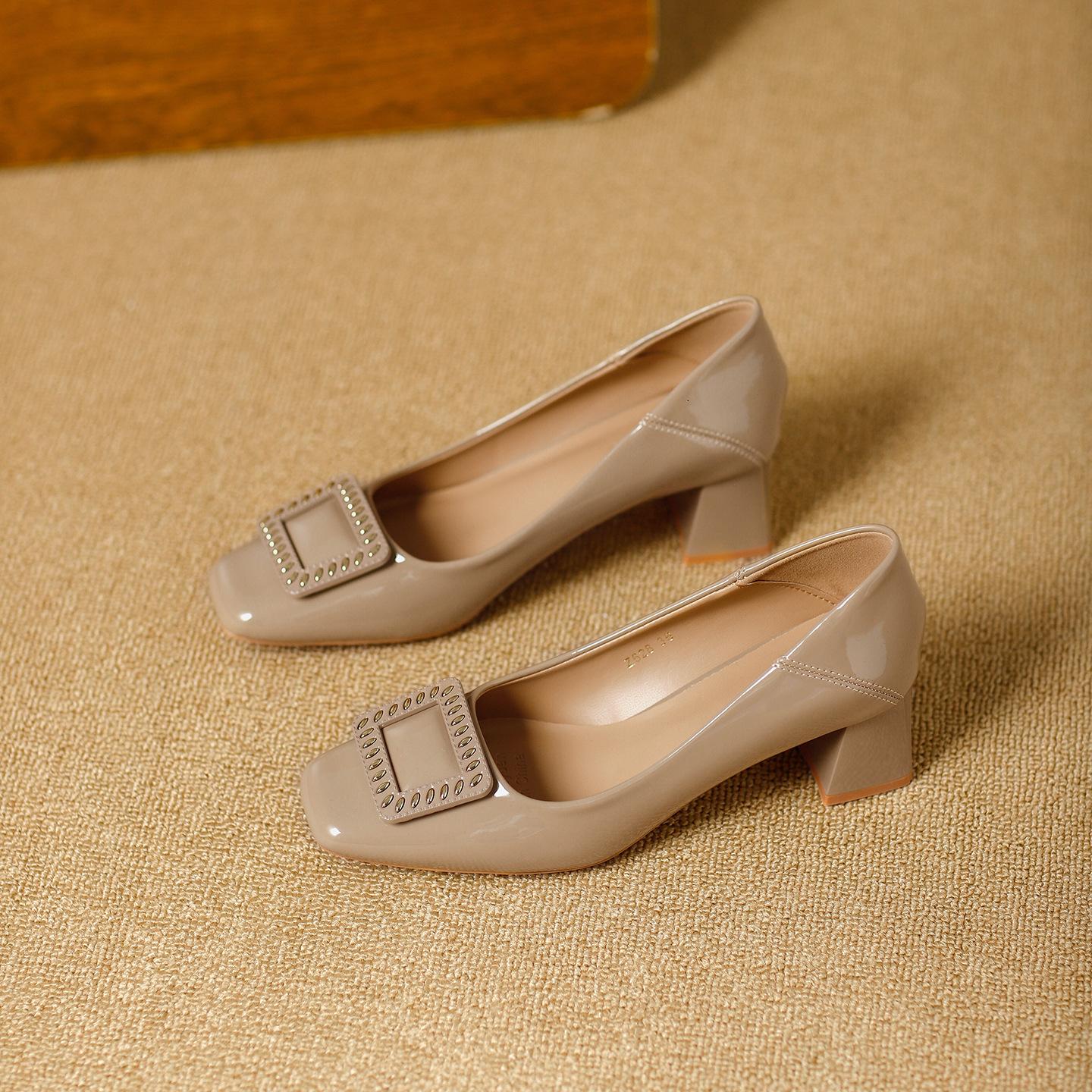 

Thick heel high heels are not tired of square buckle red wedding shoes 2026 spring patent leather square head medium heel shallow mouth single shoes 40 хакі