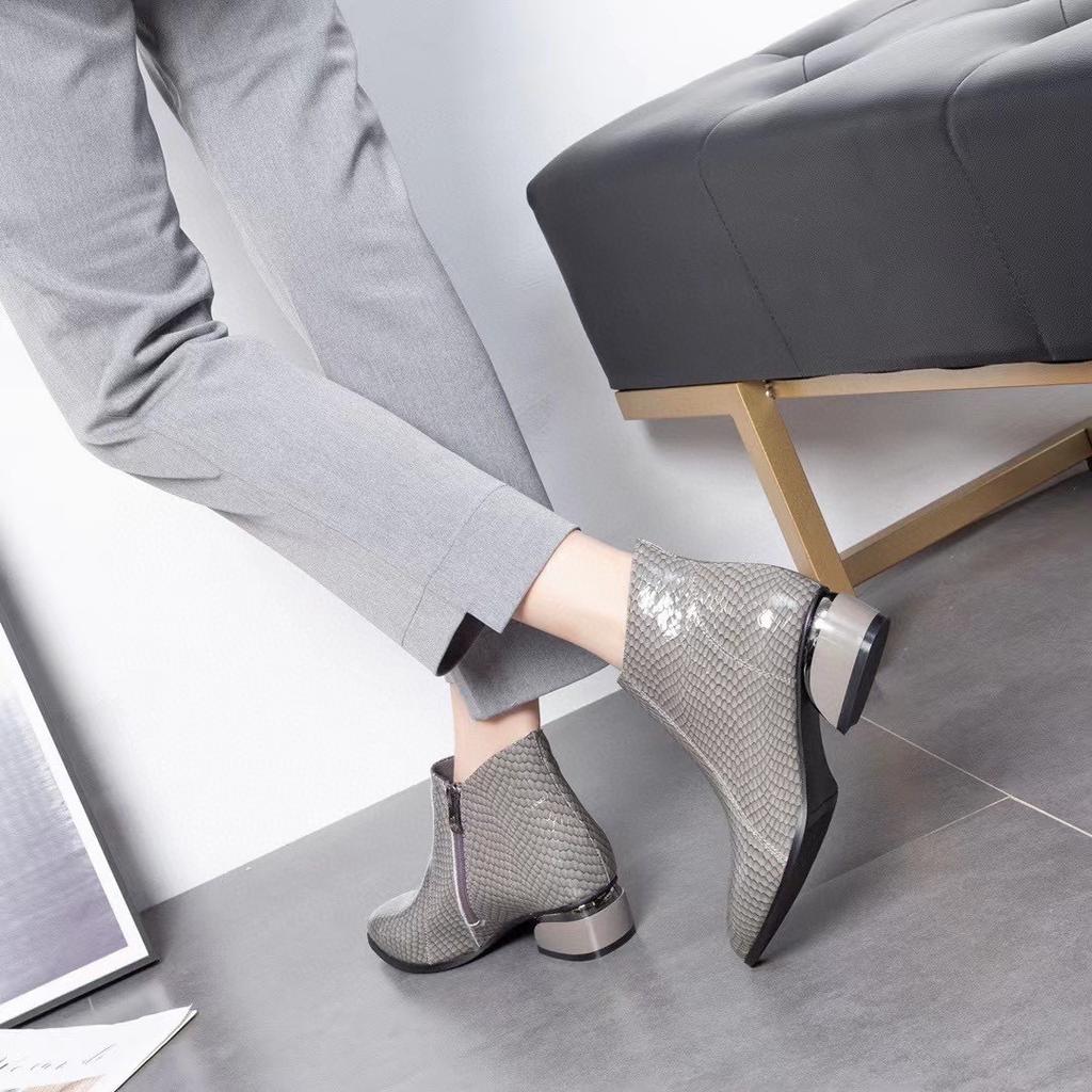 Cizme de modă cu vârf ascuțit, iarnă nou, model piele de șarpe, piele de vacă prim strat, piele de vacă lăcuită, toc mic, cizme scurte pentru femei