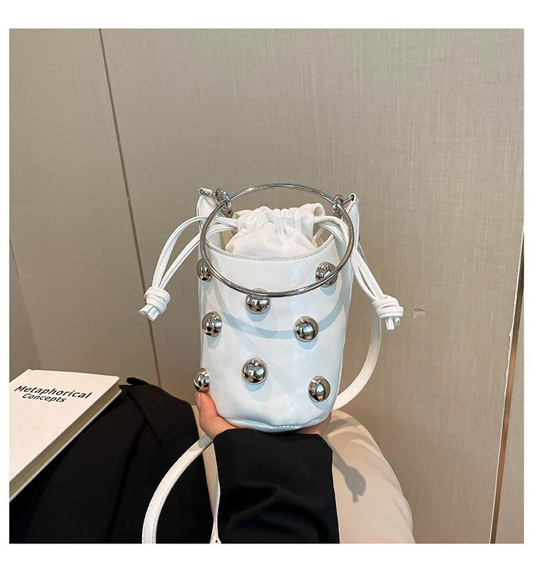 

Трендовая сумка с заклепками, женская, 2025, большой вместимости, новая, на плечо, кроссбоди, подмышку, ручная белый