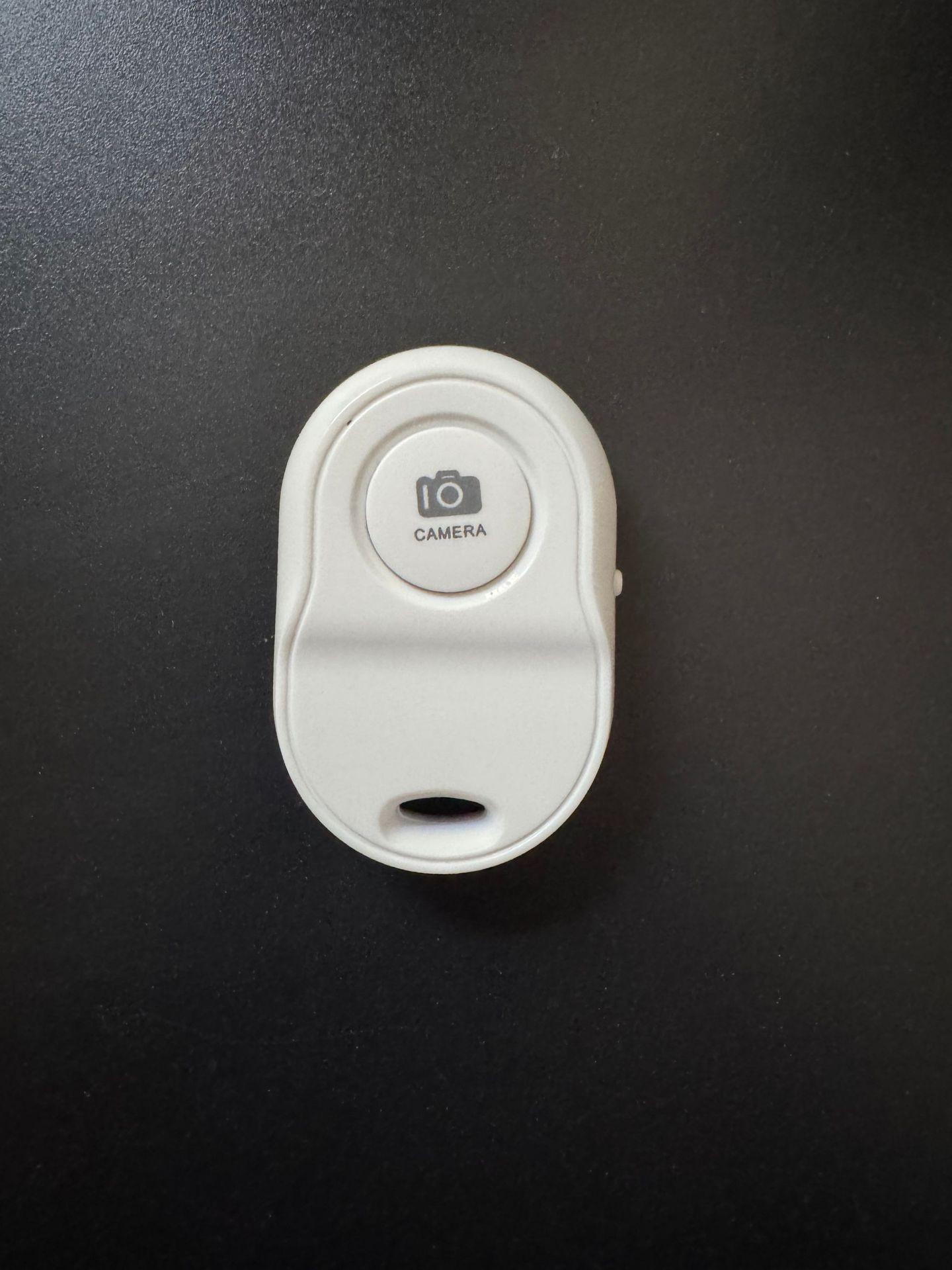 

Wireless Mobile Selfie Screen Share Device