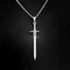 Pendentif Épée Couteau Couleur Argent Exquis Personnalité Collier en Acier Inoxydable pour Femmes Hommes Bijou Gothique Punk Accessoire Cadeau