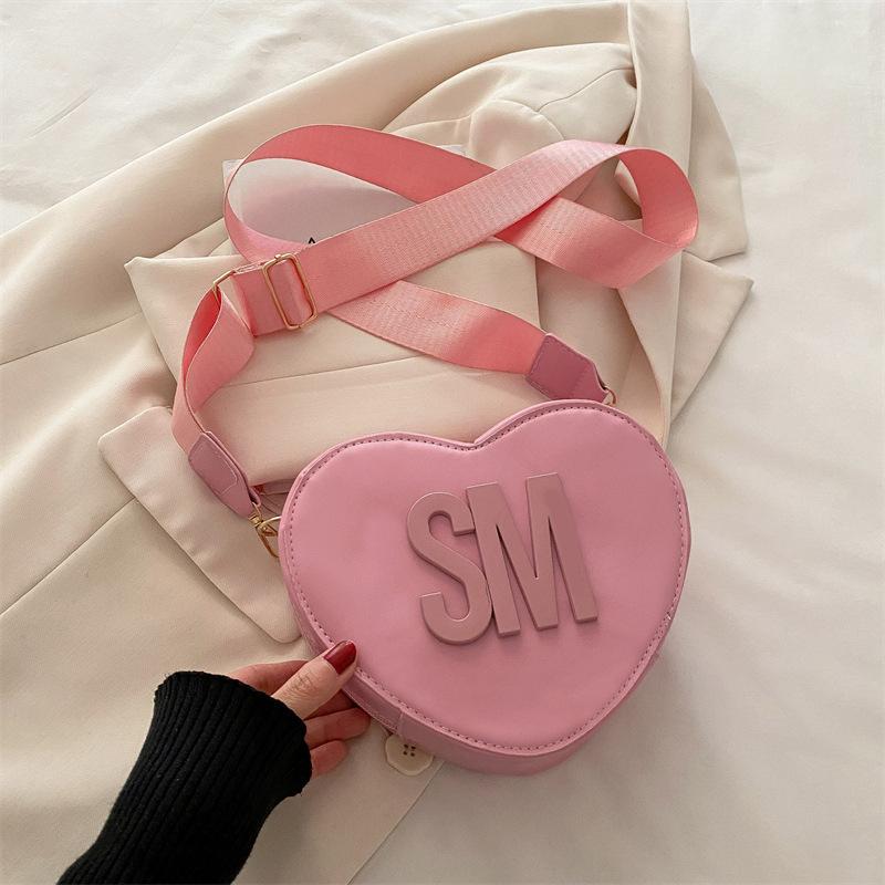 

2025 spring and summer new fashion foreign style heart-shaped bag simple trend shoulder bag casual sweet personality messenger bag women рожевий