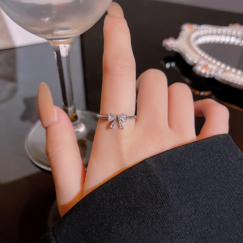 Bague élégante en zircon argenté pour femmes - Design ouvert, polyvalente et stylée
