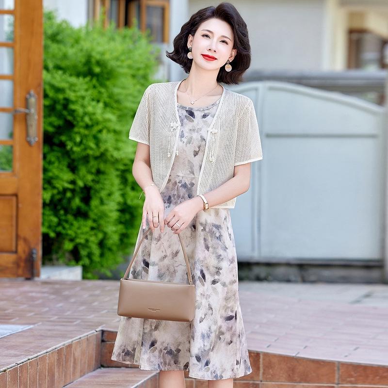 

Summer Short-Sleeve Two-Piece Floral Dress Set for Middle-Aged and Elderly Women: Stylish Top and Skirt Ensemble 5XL