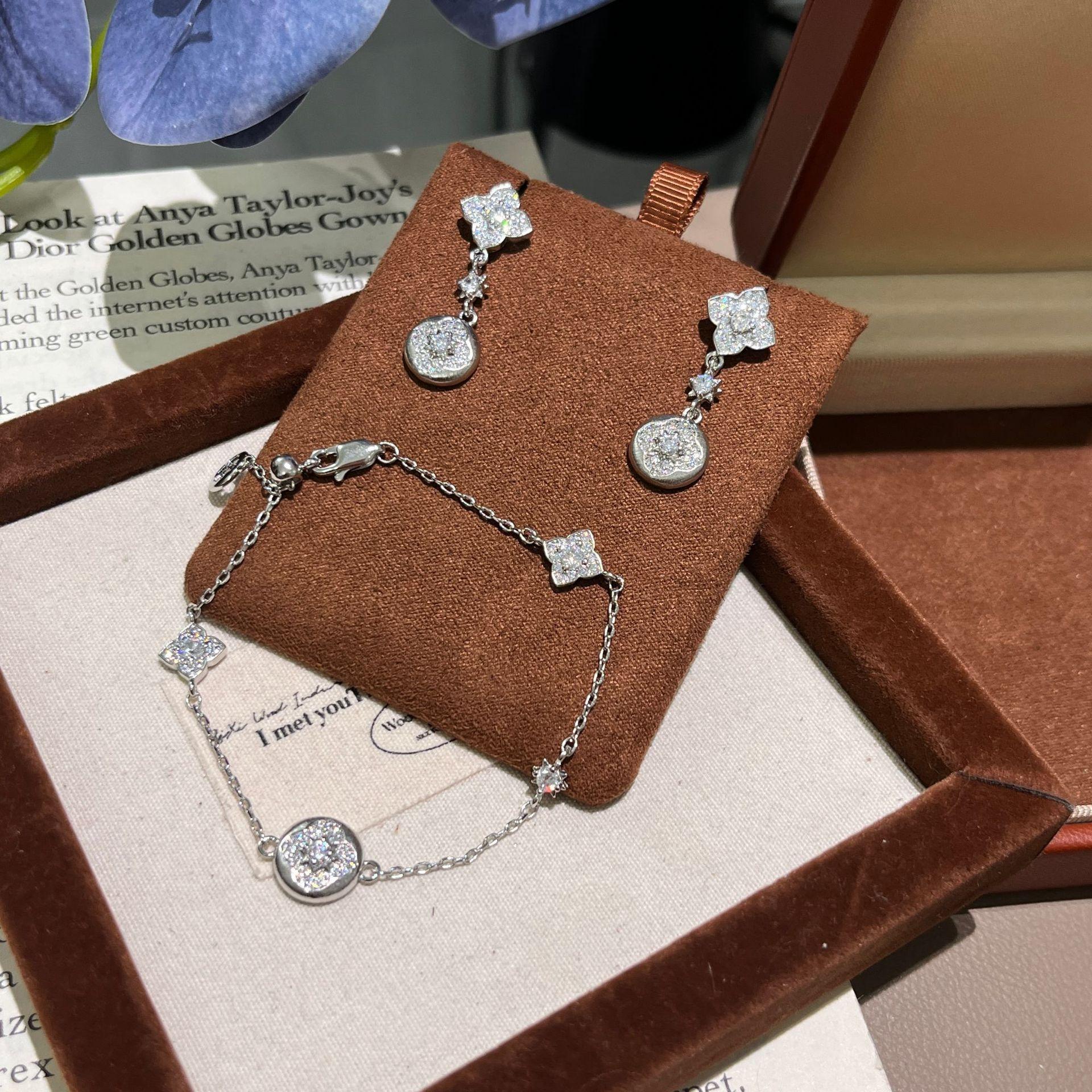 

Brushed Small Persimmons, Persimmons, Ruyi Full Diamonds, Lucky Four-Leaf Clover Earrings, Bracelet, Premium Light Luxury Set