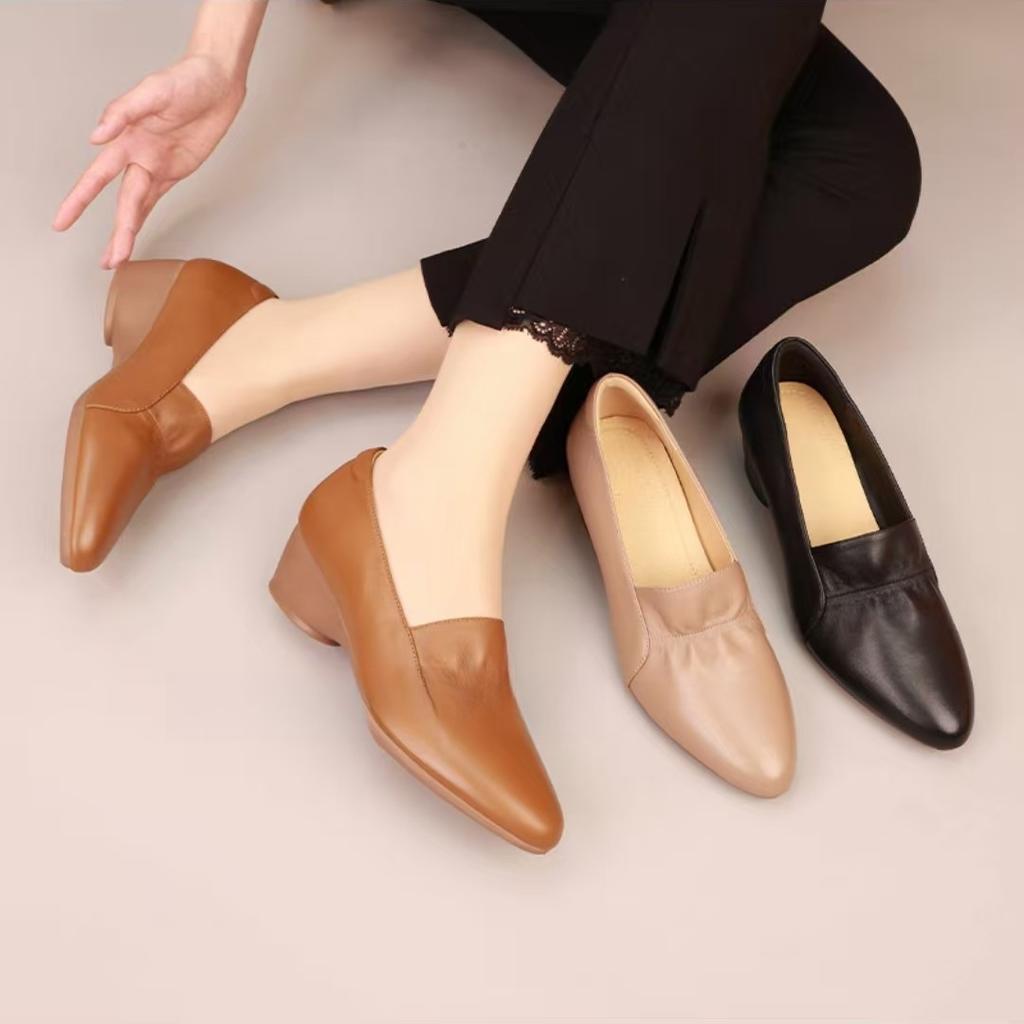 Mom shoes women's 2025 spring and summer new pointed soft sole wedge small leather shoes versatile fashion temperament one-pedal single shoes