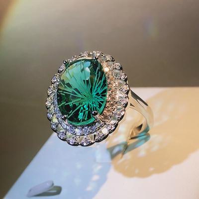 Anello con design smeraldo intarsiato di fuochi d'artificio