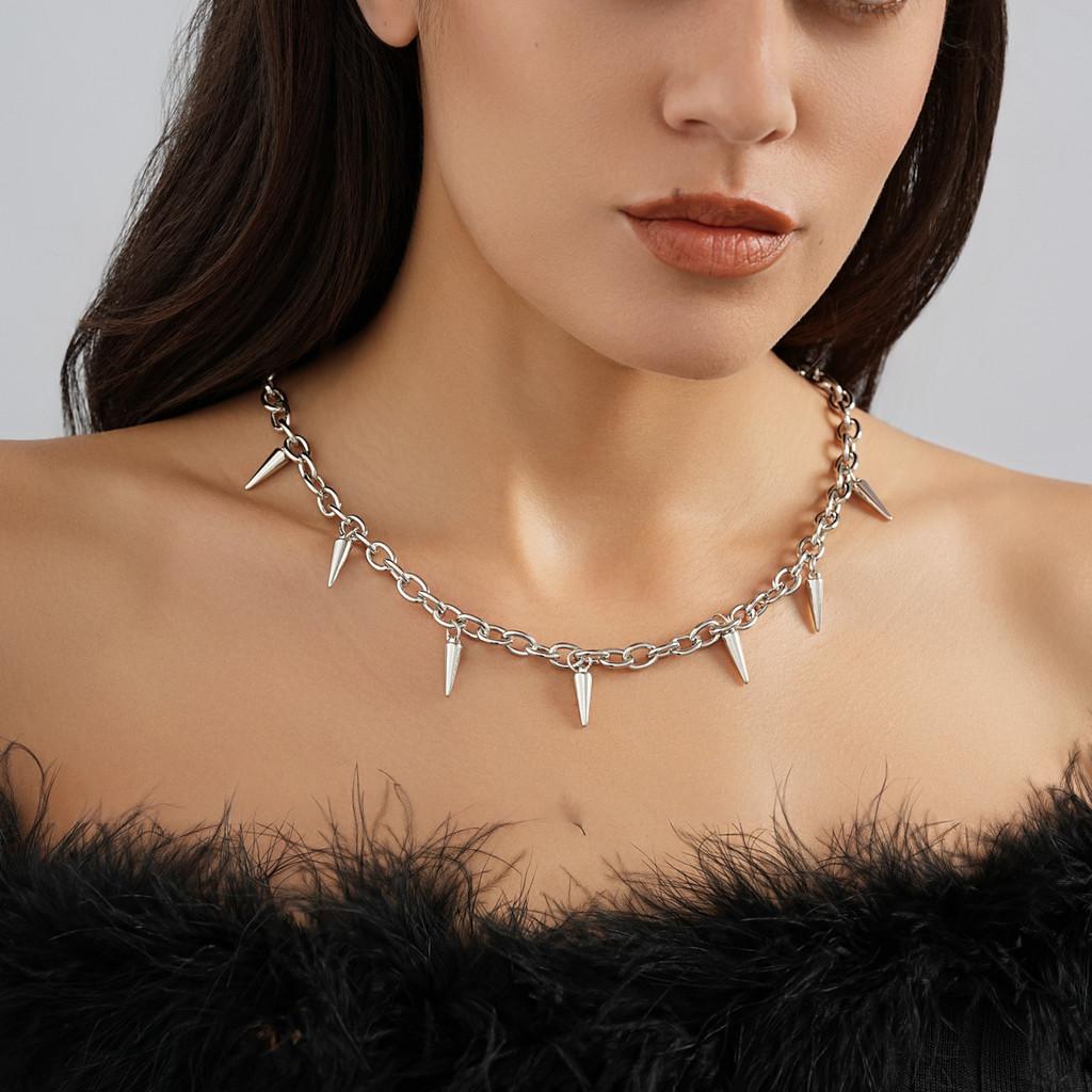 Trendy Minimalist Alloy Pendant Necklace For Women Featuring Elegant Silver Chain Detail