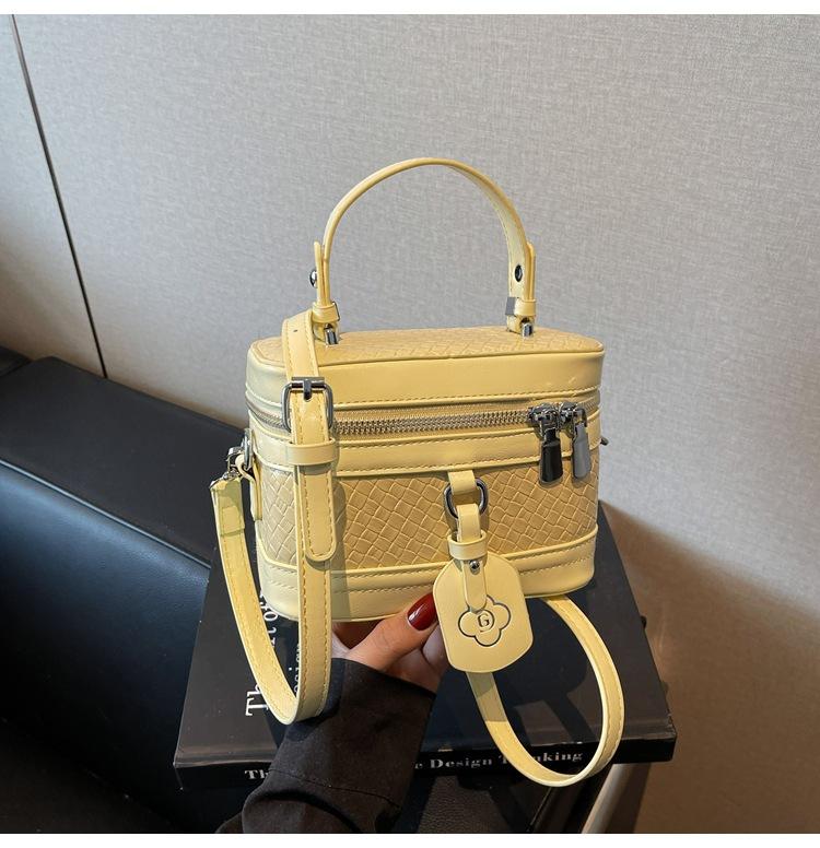 Handbag Bag Women's 2025 New Cute Girl Bucket Bag About Texture Shoulder Messenger Bag
