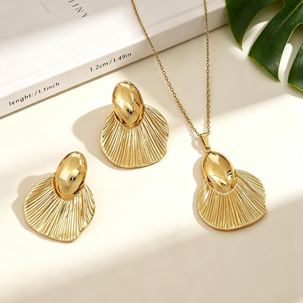 1Set Vertical Striped Scallop 2Pcs Jewelry Set, Glossy Fan Pendant Necklace Stud Earrings For Women Beach Luxury Wear