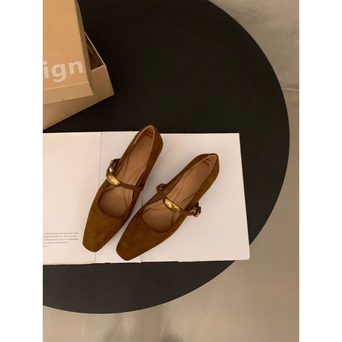 

Туфли Мэри Джейн на толстом каблуке с квадратным носком, осенне-зимние, французские, женские, 2025 новинка, ретро, из замши, на французском высоком каблуке 40 светло-коричневого