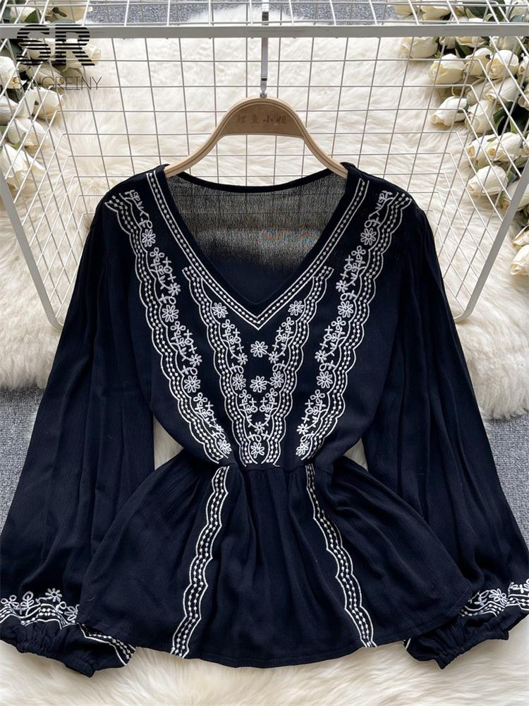 Весенняя свободная блузка с цветочной вышивкой — фото 27