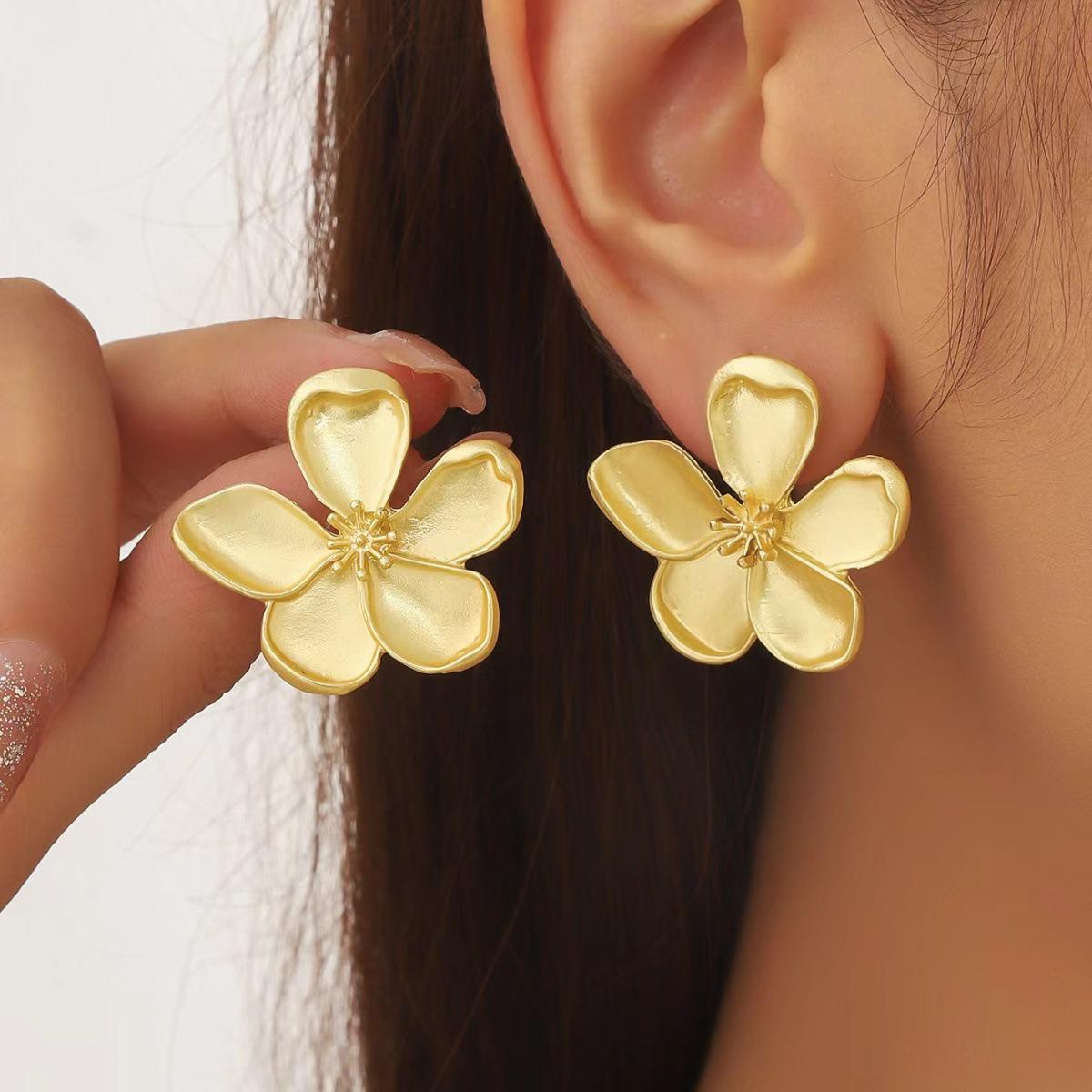 2024 Mayflower Flower-Shaped Stud Earrings: Versatile, Elegant, and Fashionable for Women 22K золотой