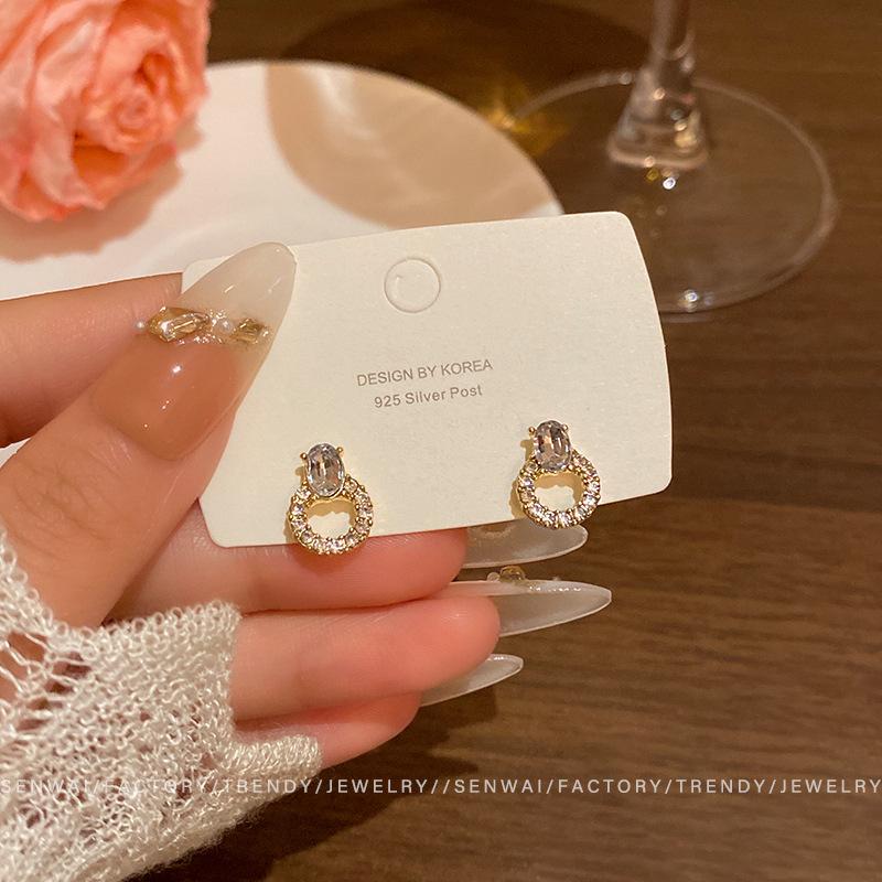 Flash diamond round stud earrings female design sense Internet celebrity earrings annual temperament ear
