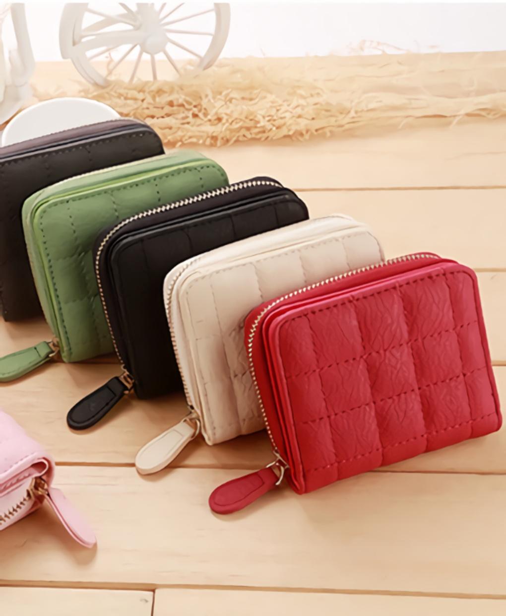 

Embossed embroidery half wallet Embossed embroidery half wallet [khaki]