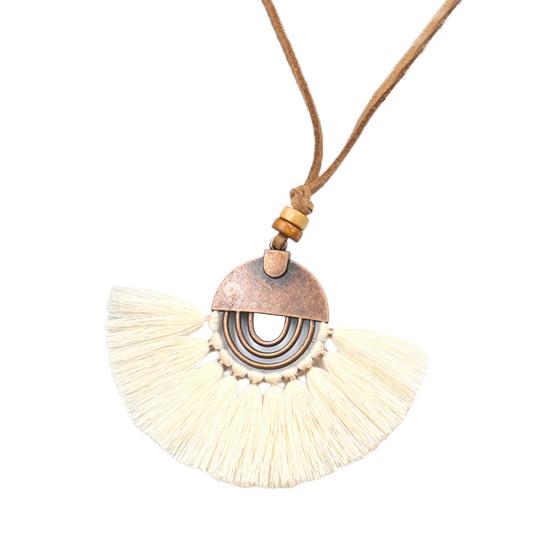 

Привлекательное ретро-колье из яркого цветного сплава, экологически чистое бежевый