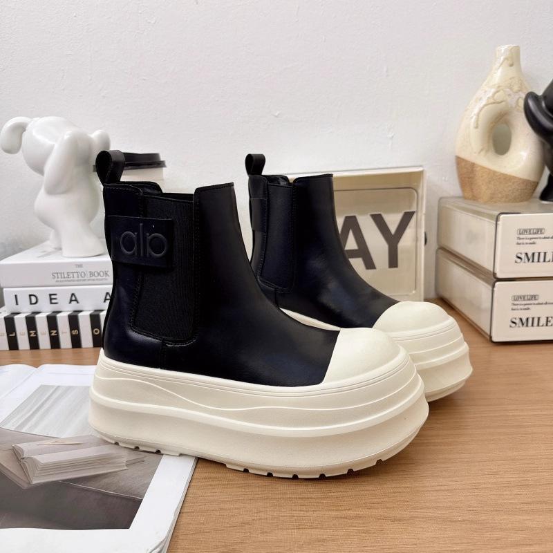 

European products 2025 autumn new leather thick-soled sleeve Martin boots women s small height increase versatile Chelsea short boots 39 чорний