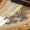 Eleganti Orecchini Pendenti con Ciondolo Doppia C - Design a Croce Versatile ed Elegante con Fascino di Lusso