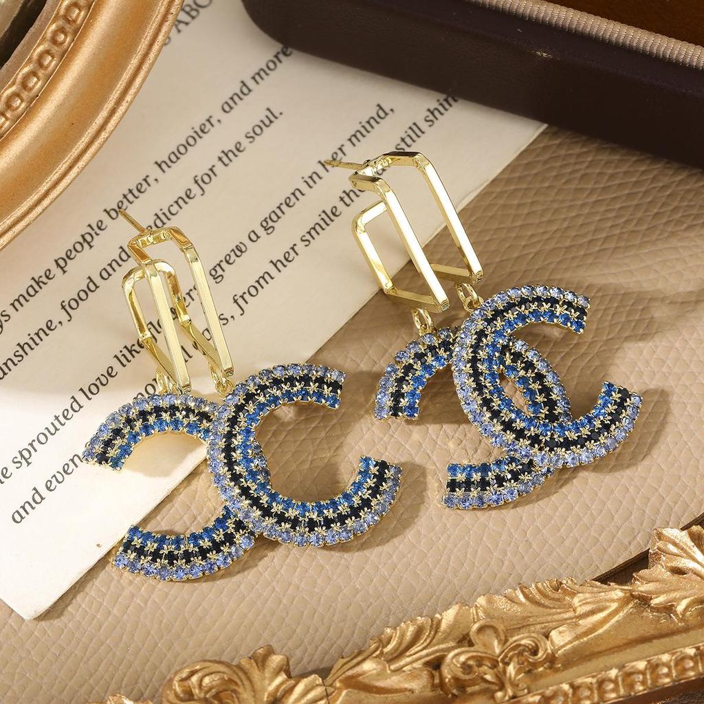 Eleganti Orecchini Pendenti con Ciondolo Doppia C - Design a Croce Versatile ed Elegante con Fascino di Lusso