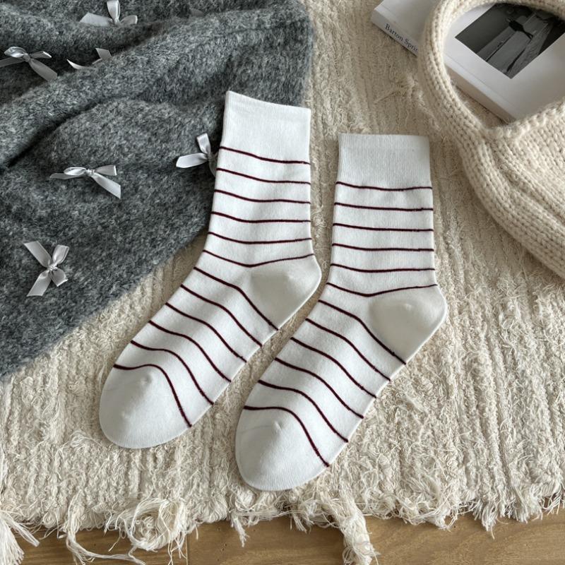 Ladies Autumn and Winter Fashion Simple Sports Leisure All Match Stripe Boneless In The Tube Pile Socks