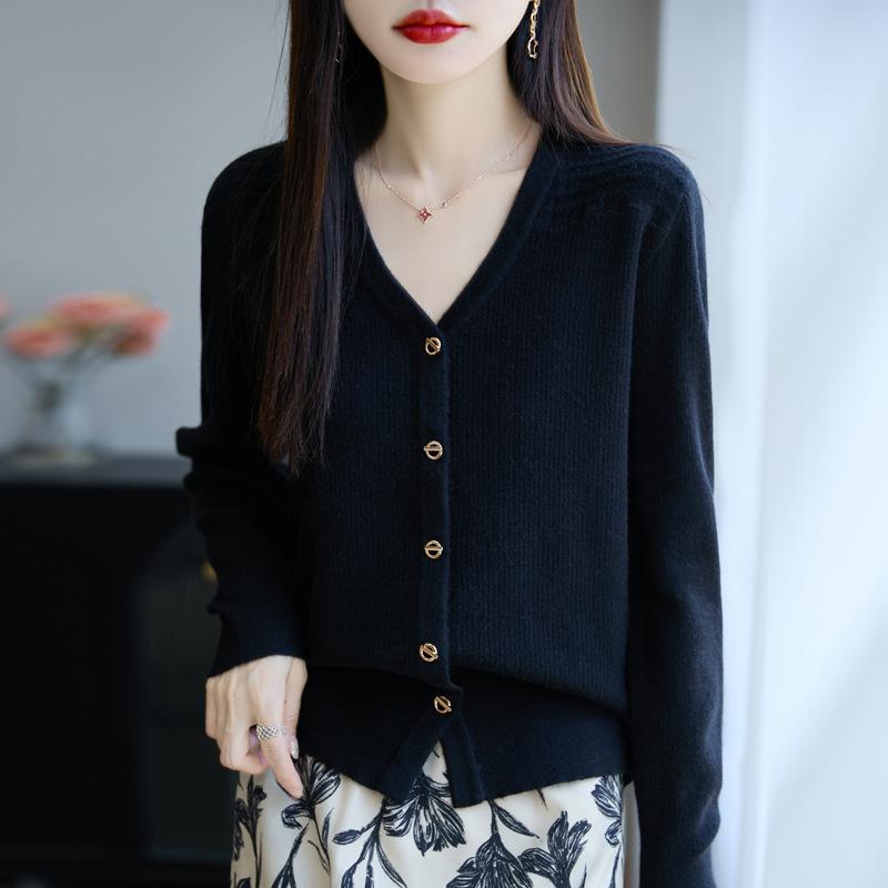 A Versatile, Elegant and Slimming V-neck Long-sleeved Cardigan Sweater for Women, A New Spring and Autumn Knitted Sweater
