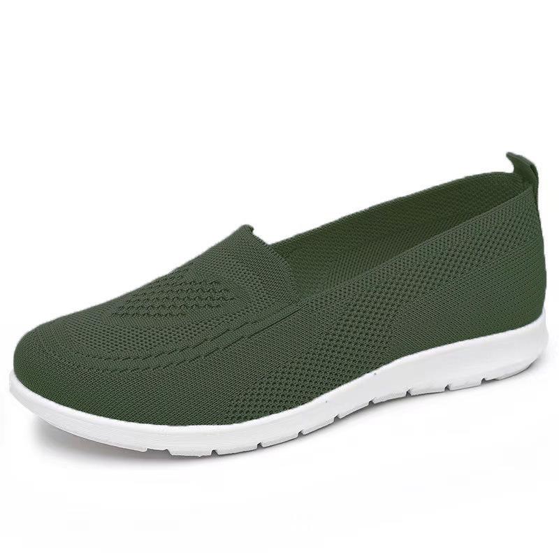 Women's Slip-On Old Beijing Cloth Shoes: Breathable, Flat-Bottomed, Casual, Knitted for Middle-Aged and Elderly, Large Size Available.