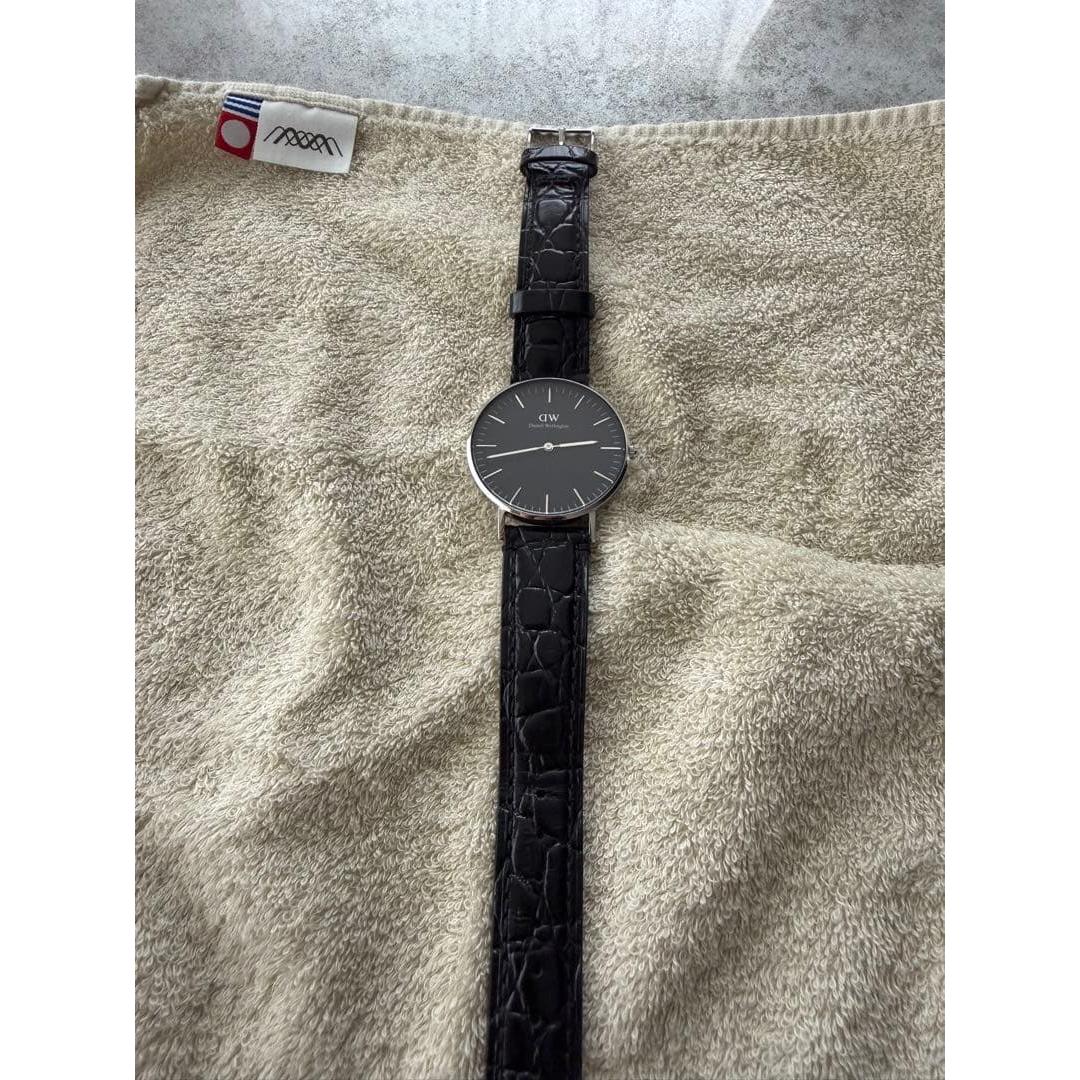 Used Daniel Wellington watch black leather strap